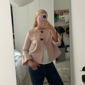 Jacka - Så söt rosa jacka med knappar och trekvartsärmar!!