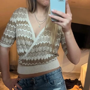 Mönstrad tröja - Säljer min superfina stickade topp med missoni liknande mönster då den tyvärr inte längre kommer till användning. Skönt och luftigt material. Inga slitningar