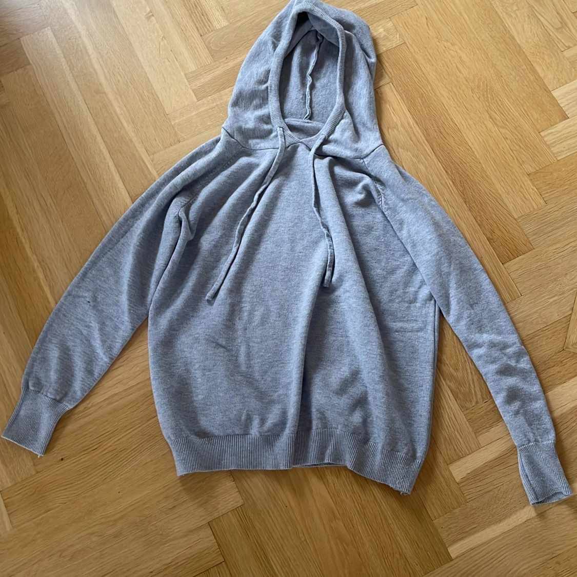 Ljusgrå hoodie med snörning