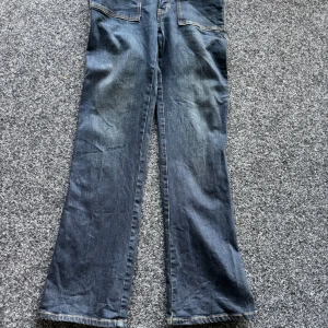 Blå bootcut jeans med raka ben - Snygga blå jeans med bootcut-modell och raka ben. Klassisk femficksdesign och kontrastsömmar. Storlek S köpta för 550kr (pris kan diskuteras)
