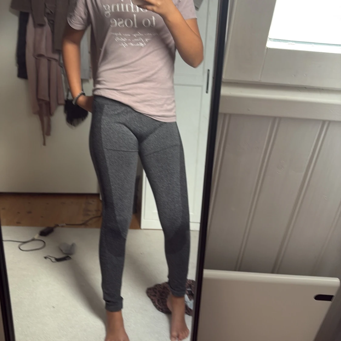 Mörkgrå träningstights med paneler