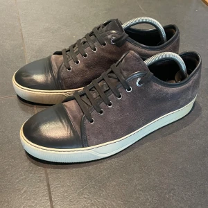 Lanvin - Riktigt snygga lanvins i grå mocka | Storlek 41 | Dom är använda men fortfarande i bra skick | Hör av dig vid frågor!