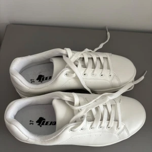 Vita sneakers  - Super snygga basic sneakers ifrån Skopunkten, helt nya☺️storlek 37