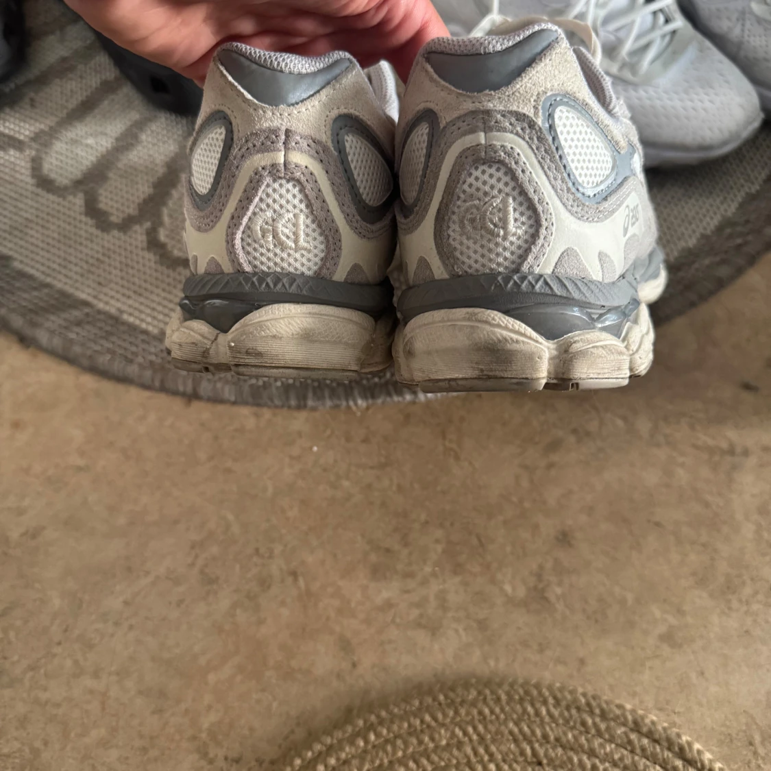 Gråvita Asics sneakers med mesh - 3