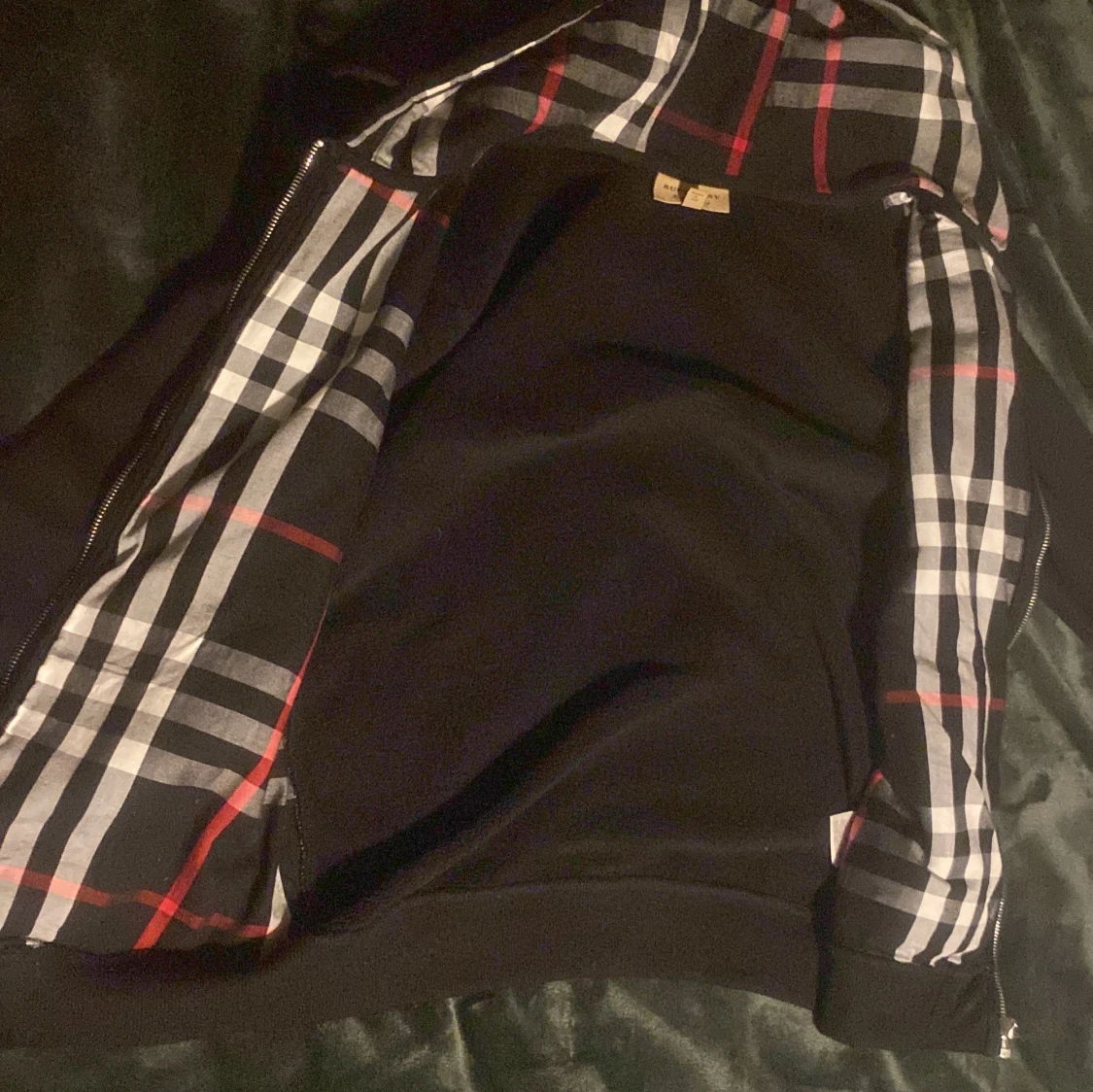 Svart Burberry hoodie med rutigt foder - 1