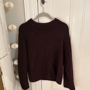 Vinröd stickad tröja🍂 - Supersnygg vinröd stickad tröja från gina tricot! Perfekt tills nu i höst. 146/152 men skulle säga att den passar xs. Knappt använd! Köptes förra hösten