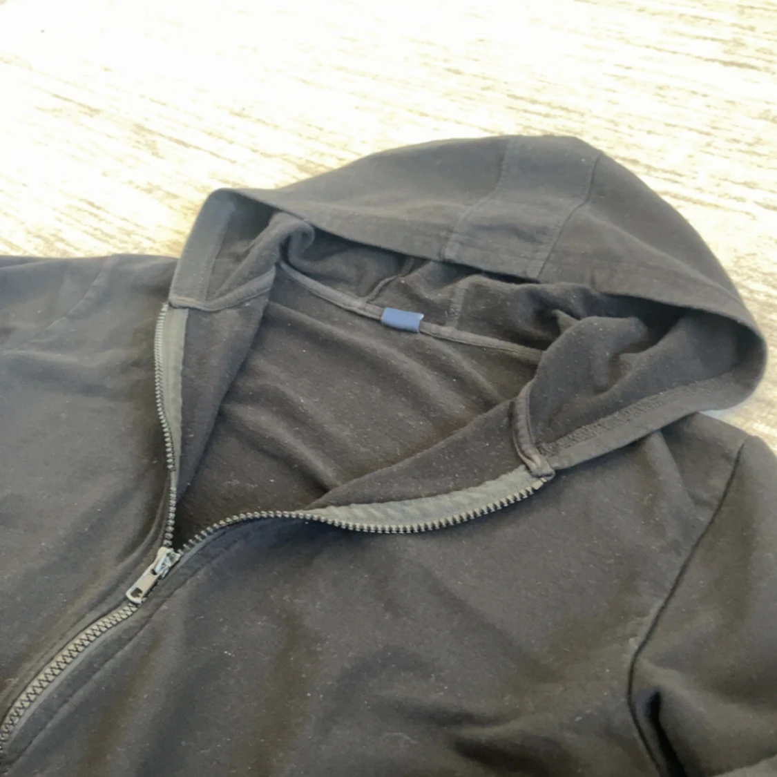 Svart hoodie med dragkedja - 2