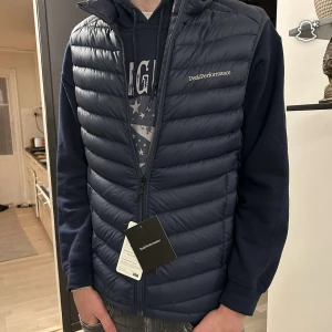 Peak performance väst - Säljer nu denna helt sprillans nya väst. Helt oanvänd och säljes då jag fick den i present och  inte gick att byta ut den mot en större storlek. Bara att höra av sig vid funderingar och priset går att diskuteras! Mvh/ Mille