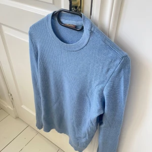 Stenströms ljusblå tröja  - Inga defekter! Modellen är 180,75 kg och bär M vilket är lite litet på honom sitter iallafall väldigt tight. Kom med frågor! 