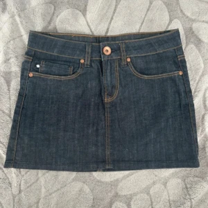 Lågmidjad  jeanskjol från Dr Denim - Snygg mörkblå jeanskjol från Dr Denim i storlek xs. Postar samma dag, som ny!! 🩷pris går att diskutera