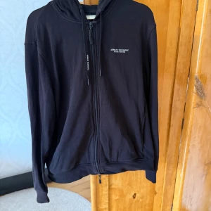 Armani Exchange zip hoodie.  - En mycket fin tröja från Armani Exchange som jag inte använder längre då den inte passar längre. Köpte för ca 1500kr