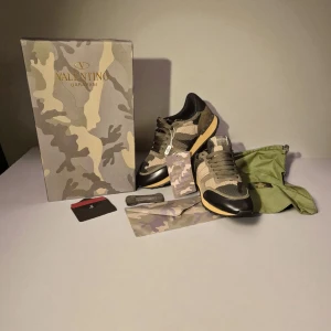 Valentino Garavani Rockrunner sneakers -   Snygga och stiliga Valentino Rockrunner sneakers i en unik grön camouflagemönster. Dessa skor kombinerar högkvalitativa material med en modern design, vilket gör dem perfekta för både vardagsbruk och mer festliga tillfällen.                                                       Storlek 46 men passar 45                                                            Inkluderar exstra snöre brev box skorna.  ❗️Sprillans nya❗️                                   om du undrar något är det bara att skriva 