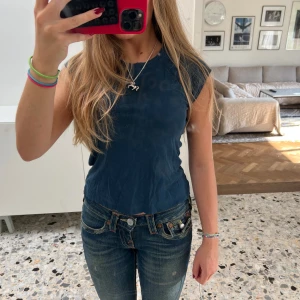 Mörkblå Zara T-shirt  - Mörkblå T-shirt från Zara med ärmlös design.    As skön och supersnygg modell!