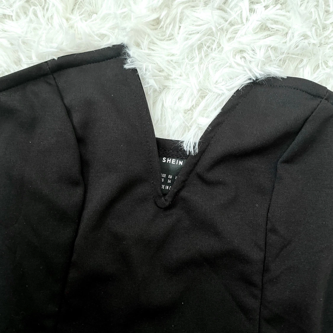 Svart bodysuit från SHEIN med v-ringning - 2