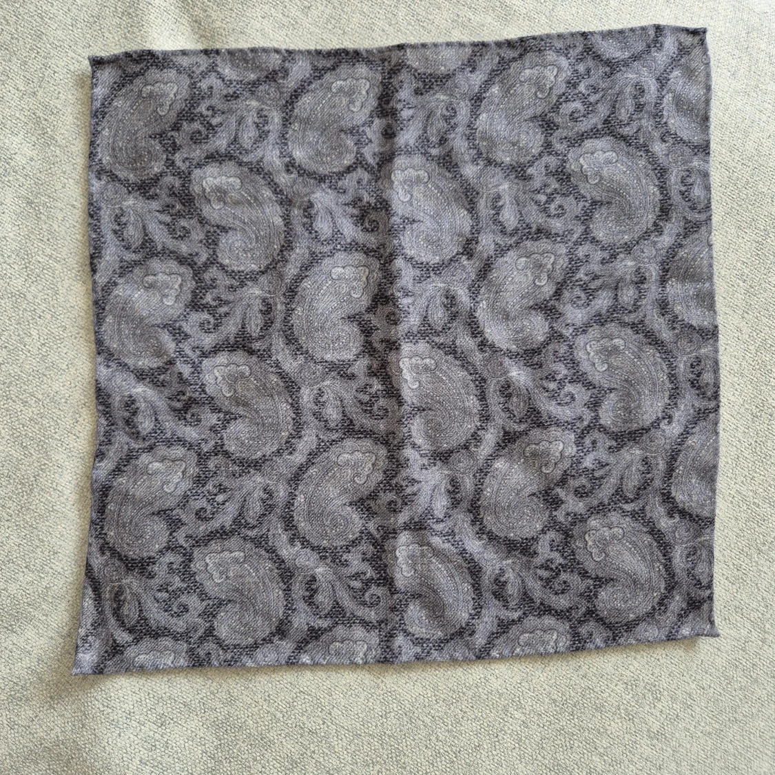 Grå rutig halsduk från Atlas Design