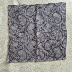 Grå rutig halsduk från Atlas Design - Snygg grå näsduk från Atlas Design med klassiskt rutigt mönster. Näsduken är tillverkad i 100% ull och har en mjuk och tunn känsla, perfekt för att ge din outfit en stilren touch. Passar dig som gillar tidlös och diskret design.