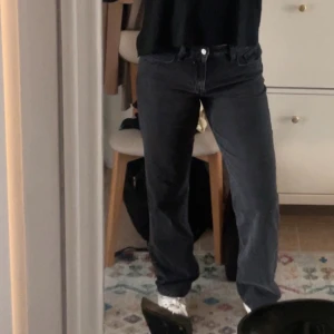 Svarta straight jeans från HM - Svarta jeans med rak passform från HM. Jag är 172 cm lång och dom går över skorna på mig! Jag har storlek 38 så skulle säga att dom funkar som 38 och 40. Jeansen har en enkel och stilren look, perfekta till sneakers eller boots. 