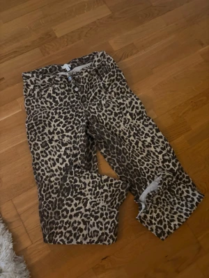 Leopard jeans - Leopard jeans i en snygg rak passform och som stängs med knappar. Använda väldigt fåtal gånger och i superbra skick! Lite högmidjade. 