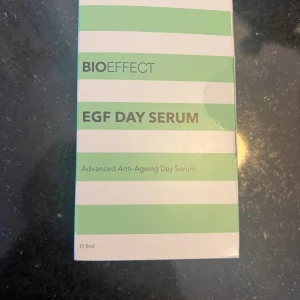 BIOEFFECT EGF Day Serum 5ml - BIOEFFECT EGF Day Serum är ett avancerat anti-age serum i en l 5ml förpackning. Kommer i en snygg grön- och vitrandig kartong. Innehåller ingredienser som hyaluronat och kornextrakt. Perfekt för dig som vill boosta huden med fukt och glow.
