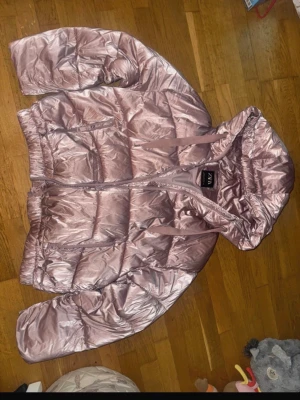 Rosa pufferjacka från ZARA XS - Supersnygg rosa pufferjacka från ZARA i storlek XS/S. Jackan har huva med dragsko, dragkedja framtill och två sidofickor. 