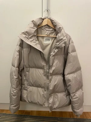 Beige pufferjacka från COS - Fin dunjacka från COS i väldigt bra skick. Storlek medium.