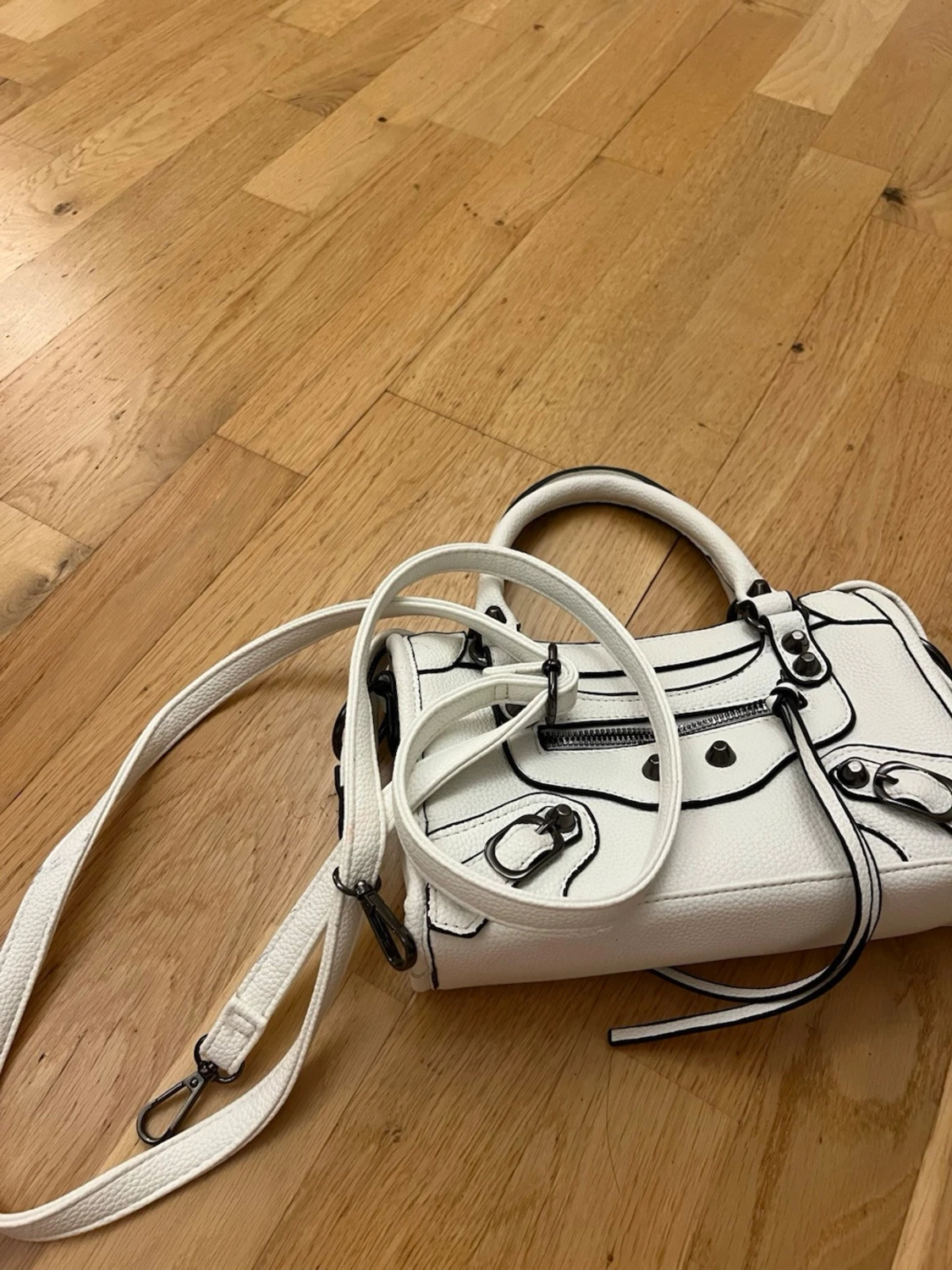 Vit handväska med dragkedjor - 1