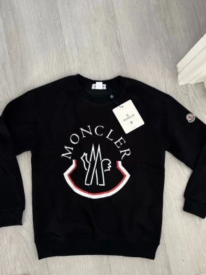 Moncler tröja - Helt ny, oanvänd. Skriv vid funderingar!