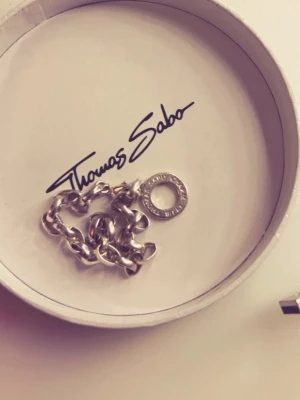 Thomas Sabo charm bracelet - Jag säljer ett Thomas Sabo classic charm bracelet i silverfärg, storlek 19 cm ,säljs med sin orginalbox. 