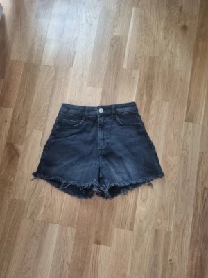 Svarta jeans shorts  - Ett par svarta short fån H&M som är nästan helt oanvända för att det är lite för stora.