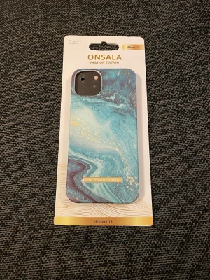 Mobilskal iphone 13 Onsala soft blue sea marble - ORGINALFÖRPACKNIBG. Ett blått marmourliknande mobilskal som råkades beställas i fel storlek. 