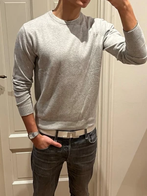 Grå stickad tröja  - En stilren ljusgrå stickad tröja från Terranova i storlek S men passar även XS. Inga defekter. Skriv vid minsta fundering🙌