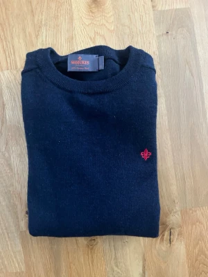 Mörkblå stickad Morris tröja!🔥🔥 - Säljer dena stickade Morris tröja. 🔥🔥.      Storlek: S. Matrial: 100% merinoull  Färg: Mörkblå   Tröjan är i nyskick. ⭐️En ny sån här tröja kostar ung 1700kr 💵.                                                    Tveka inte att höra av dig vid frågor och funderinga!!! 📲
