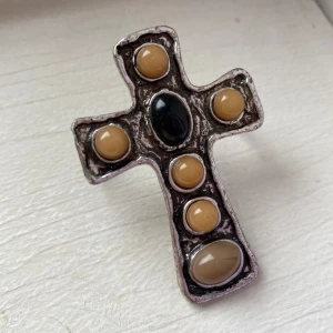 Ring med kors - En cool ring med ett kors på för två fingrar, går inte längre ner på mina fingrar än på 3e bilden så skulle gissa att den är storlek XS/S men inte säker. Snygg och unik!🌸