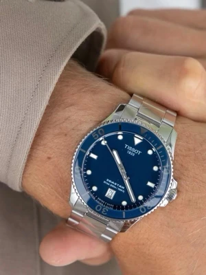 Tissot Seastar 40mm T120410110 - Tissot Seastar 40mm T120410110 Komplett set, alla länkar, kort kvitto certifikat box och papper Skick 9/10  TISSOT SEASTAR 1000 40MM T1204101104100 Tissot Seastar 1000 40MM T1204101104100, en del av Tissot Sport-kollektionen, bär på ett arv av precision och prestanda djupt rotad i sport och äventyr. Tissot, en erkänd schweizisk klocktillverkare sedan 1853, har konsekvent skapat klockor som förenar stil med precision. 