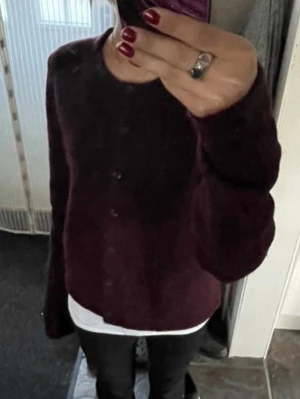 Vinröd kofta från gina! - Säljer denna tröja från gina i storlek S!