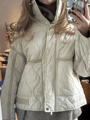 Krämvit Zara jacka - Säljer min Zara jacka, så snygg älskar den. Köptes förra året och användes några gånger, några små fläckar men knappt märkbara💞