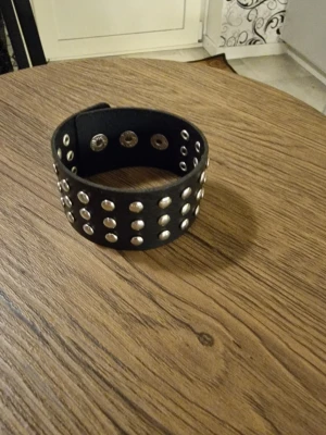 Armband punk - Enkel rund nit PU-läderarmband för män och kvinnor. Längd 21,8 cm. Bredd 3,5 cm.