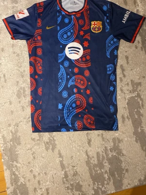 Barcelona kit tröja  - Mycket bra skick inte använd så mycket. Lamine Jamal Barcelona kit. 