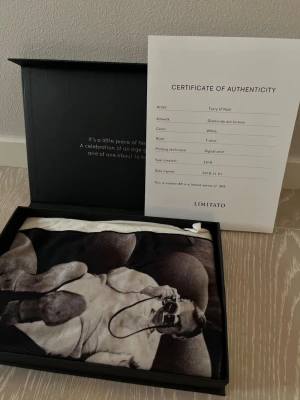 Vit Limitato t-shirt med fotoprint - Exklusiv vit t-shirt från Limitato med ikoniskt svartvitt fotoprint av Terry O'Neill på bröstet. Klassisk passform, rund hals och tillverkad i mjuk bomull. Snygg limited edition med konstnärlig vibe och coolt statement.