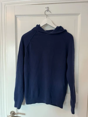 Kashmir hoodie från Oscar Jacobson - Mörkblå kasmir hoodie från Oscar Jacobson. Perfekt för vintern! Storlek S men kan passa M också