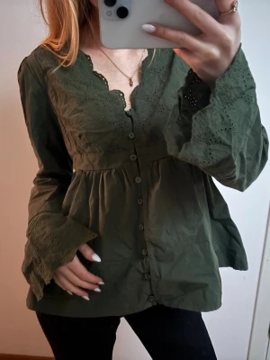 Meet Me There  - Söt blus från Meet Me There i storlek xxs/xs. Blusen är aldrig använd och slutsåld i denna storlek, nypris är 550kr🥰🥰