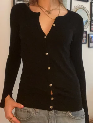 Zara stickad kofta  - Svart kofta med guldiga knappar, säljer då den ej kommer till användning!