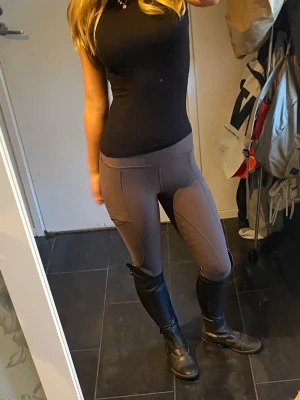 Maya delorez ridbyxor  - Jag säljer ett par jättefina Maya delorez ridbyxor. Dom är i bra skick. Skriv för mer info 