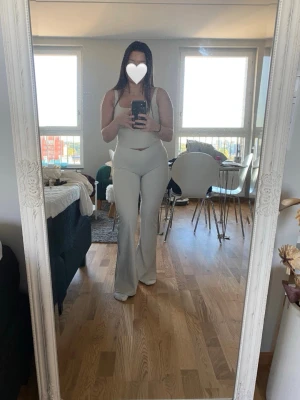 Beige set i strl S - Ett beige set i strl. S i bra skick. Säljes pga att de ej kmr till användning längre. Kan fraktas eller mötas upp i Göteborg. Finns på fler sidor!  Obs! Byxorna har en fläck mellan benen som fanns där redan när jag köpte dem, har testat att tvätta med fläckborttagare m.m. men har inte hjälpt. Tycker och andra sidan inte de syns, i vanligt ljus. Men vill ändå upplysa om det. Därav priset. 