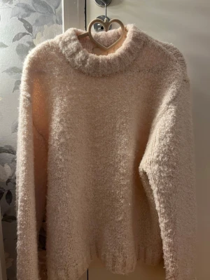 WOOL blend stickad tröja - Stickad tröja från hm, tidigare köpt på Vinted, men passade inte! Inga defekter.🥰