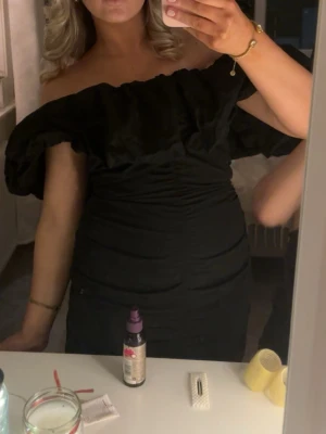 Kort svart klänning  - Kort svart klänning 