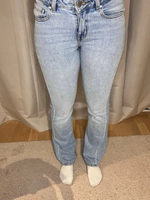 Ljusblå bootcut jeans från Never Denim - Nu har vi fått in ett par ljusblå jeans från Never Denim med bootcut passform. Klassisk femficksmodell med bälteshällor och snyggt läderpatch bak i midjan. Jeansen är i mjukt denimtyg och har en riktigt fräsch tvätt som passar till allt. Skick 8/10 och storlek W25 L32 dam. Vi kan gå ner i pris vid smidig och snabb affär, hör av er vid frågor 🌴✅ Nypris 499kr vårt pris 125kr🥰 // Studio II Resell