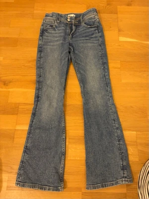 Jeans - Bootcut jeans från Gina Young. Storlek 158. Är som XS, och passar bra i längden på mig som är 160.