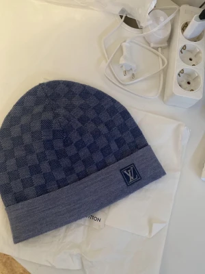 Louis Vuitton mössa - Hej! Säljer en LV beanie i färgen ljusblå. Storlek one size skick 10/10 inga konstigheter, kvitto finns. Hör av er för mer info /// 