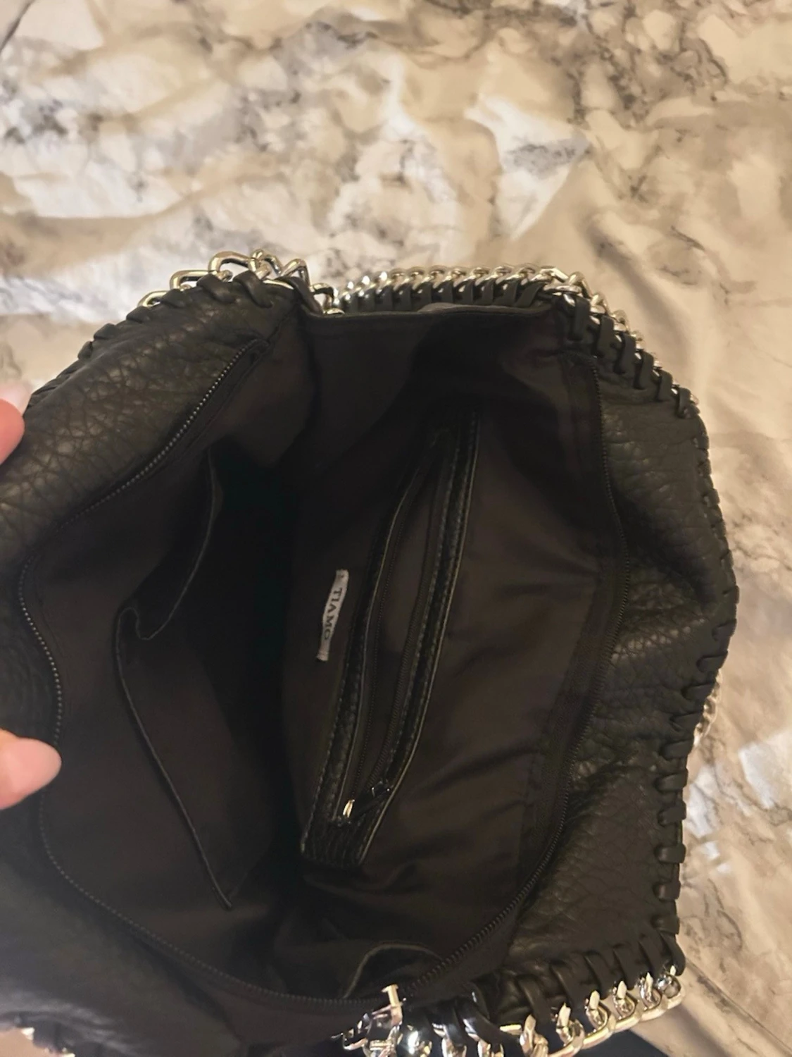 Svart axelväska med kedjedetaljer från Tiamo - 2